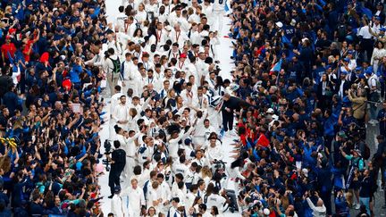 Des athlètes et para-athlètes défilent sur les Champs Élysées à Paris le 14 septembre 2024. (GONZALO FUENTES / AFP)