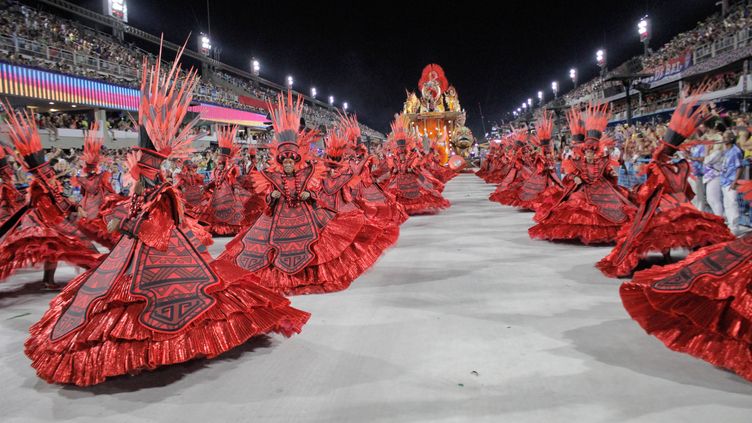 Au Brésil, Le Carnaval De Rio Dans Toute Sa Splendeur Au Sambodrome