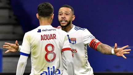 Houssem Aouar et Memphis Depay célébrant l'unique but de la rencontre face à Rennes lors de la 28e journée de Ligue 1.  (PHILIPPE DESMAZES / AFP)