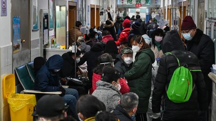 Des personnes dans la salle d'attente de l'hôpital de la Croix Rouge, à Wuhan, samedi 25 janvier 2020.&nbsp; (HECTOR RETAMAL / AFP)