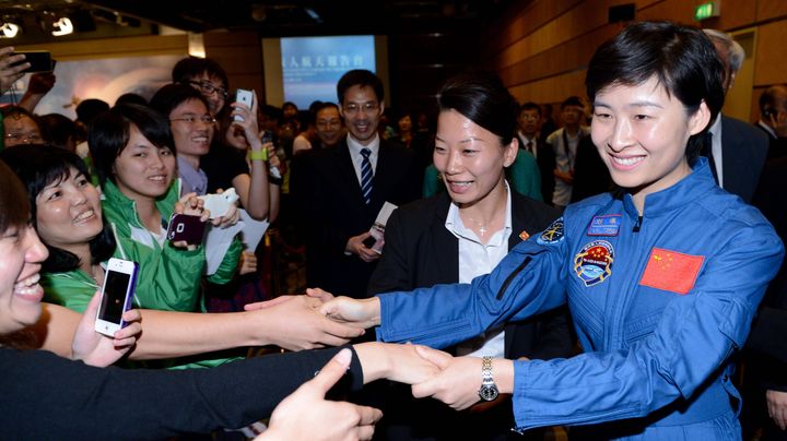 Liu Yang, la premi&egrave;re Chinoise envoy&eacute;e dans l'espace, salue la foule &agrave; Macao (Chine), le 14 ao&ucirc;t 2012. (CHEONG KAM KA / XINHUA / AFP)