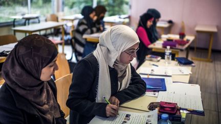 Des &eacute;tudiantes &eacute;tudient le Coran, le 16 octobre 2012, &agrave; l'Institut europ&eacute;en des sciences humaines (IESH), &agrave; Saint-L&eacute;ger-de-Fougeret (Ni&egrave;vre).&nbsp; (JEFF PACHOUD / AFP)