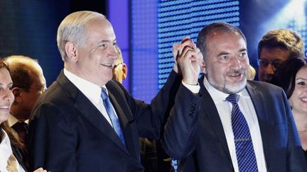 Le Premier ministre israélien Benjamin Netanyahu et son ministre des Affaires étrangères de l'époque, Avigdor Lieberman, en campagne électorale pour le Likoud et Israël Beitenu, le 25 décembre 2012 à Jérusalem. (GALI TIBBON/AFP)