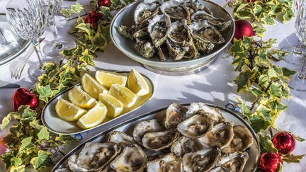 Pour vos menus de fêtes, les huîtres sont moins chères que l'année dernière. (Illustration) (DANIELE SCHNEIDER / PHOTONONSTOP RF / GETTY IMAGES)