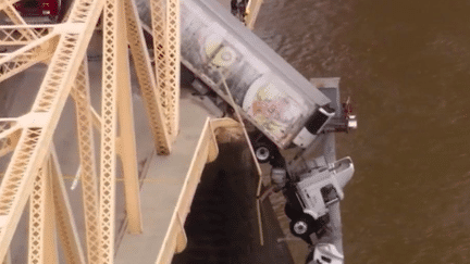 États-Unis : l’impressionnant sauvetage d’un camion suspendu au-dessus d’un pont (France 2)