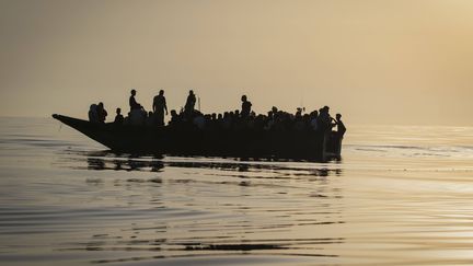 Des membres de l'équipage de l'"Ocean Viking", navire humanitaire de l'ONG SOS Méditerranée, viennent en aide à des migrants, le 27 août 2022, au large de l'île de Lampedusa (Italie).&nbsp; (JEREMIAS GONZALEZ/AP/SIPA / SIPA)