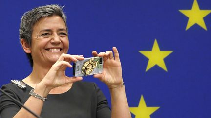 La commisaire européenne à la Concurrence, Margrethe Vestager, prend en photo les photographes et journalistes, le 16 avril 2015, à Washington (Etats-Unis).&nbsp; (GARY CAMERON / REUTERS)