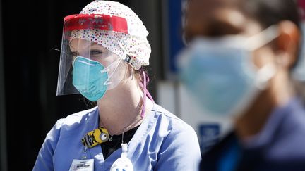 Des soignants participent à une manifestation et une conférence de presse, à New York, pour dénoncer le manque de matériel de protection, devant l'hôpital Montefiore, dans le Bronx. (JUSTIN LANE / EPA)