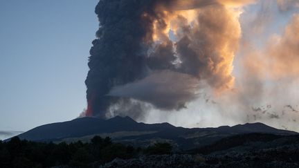 Les cendres s'échappent du cratère de l'Etna en Sicile, en Italie, le 4 août 2024. (GIUSEPPE DISTEFANO / ETNA WALK / AFP)