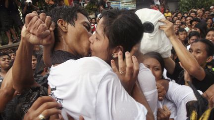 Deux jeunes s'embrassent lors du festival du baiser Omed-Omedan &agrave; Sesetan, sur l'&icirc;le de Bali (Indon&eacute;sie), le 24 mars 2012. (  REUTERS)