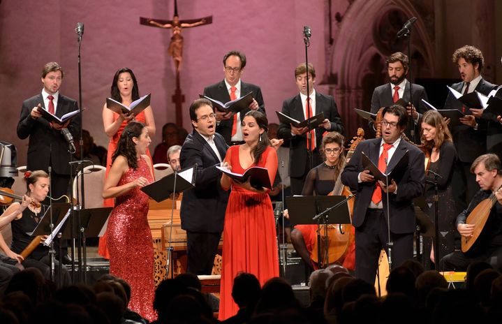 Leonardo Alarcon franchit la ligne, chante lui aussi, danse et s'enthousiasme aux côtés des solistes.
 (Bertrand Pichène - CCR Ambronay)