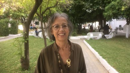 La professeure de droit Rachida Ennaifer dans les jardins de&nbsp;la faculté des sciences juridiques, politiques et sociales de Tunis, le 16 octobre 2019. (FTV - Laurent Ribadeau Dumas)