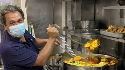 Nordine Labiadh en pleine préparation du couscous dans son restaurant "À Mi-Chemin" à Paris. (BERNARD THOMASSON / RADIO FRANCE)