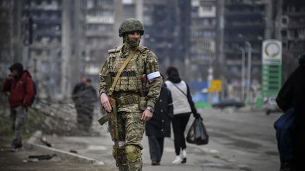 Un soldat russe patrouille dans les rues de Marioupol en Ukraine, le 12 avril 2022. Photo d'illustration (ALEXANDER NEMENOV / AFP)