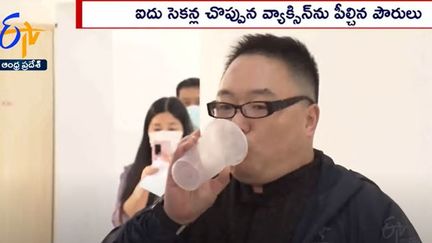 Extrait d'un JT de la télévision indienne&nbsp;ETV Andhra Pradesh présentant le nouveau vaccin oral contre le Covid, administré en Chine. (CAPTURE D'ÉCRAN)