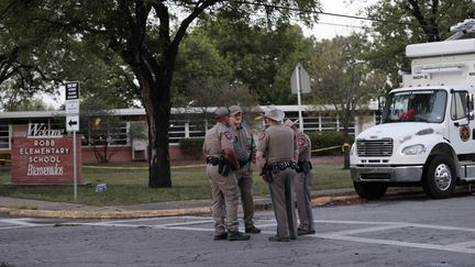 Des policiers aux abords d'une école élémentaire d'Uvalde, au Texas (Etats-Unis),&nbsp;au lendemain d'une tuerie par arme à feu qui a fait 21 morts, dont 19 enfants. (MAXPPP)