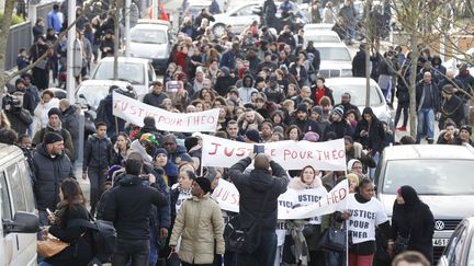 Des habitants d'Aulnay-sous-Bois défilent, le 6 février 2017, lors d'une marche réclamant "Justice pour Théo", victime d'une violente interpellation.&nbsp; (FRANCOIS GUILLOT / AFP)