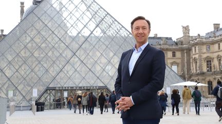 Stéphane Bern, devant la Pyramide du Louvre, le 1er octobre 2019.&nbsp; (DELPHINE GOLDSZTEJN / MAXPPP)