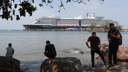 Le "MS Westerdam" au large de Sihanoukville (Cambodge), mercredi 19 février 2020. (TANG CHHIN SOTHY / AFP)