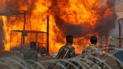 Photo de la force de l'Onu au Soudan, le 28 mai 2011: des hommes de l'armée du nord face à la ville d'Abyei en feu. (AFP/UNMIS/STUART PRICE)