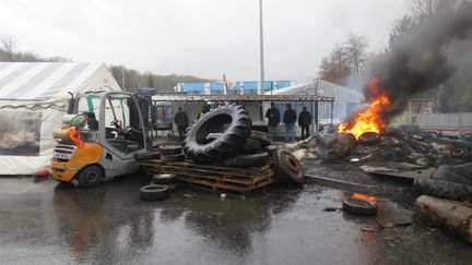 Des salariés occupent l'usine d'Arjowiggins Security, à Jouy-sur-Morin (Seine-et-Marne), le 26 janvier 2019. (JULIO PELAEZ / MAXPPP)