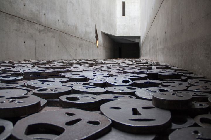 La contribution de Menashe Kadishman au Musée juif de Berlin : installation intitulée "Shalekhet" (Fallen Leaves). Plus de 10.000 visages bouches ouvertes découpées dans desplaques de fer circulaires recouvrent le sol.
 (Picture alliance / Daniel Kalker/Newscom/MaxPPP)