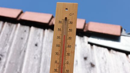 Un thermomètre indique près de 35°C à Montaigu (Vendée), mardi 22 août 2023. (MATHIEU THOMASSET / HANS LUCAS / AFP)