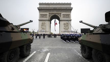 Des soldats d&eacute;filent pour comm&eacute;morer l'armistice de la guerre 1914-1918 sur les Champs-Elys&eacute;es, le 11 novembre 2011 &agrave; Paris. (LIONEL BONAVENTURE / AFP)