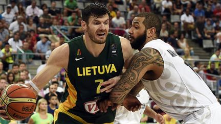 Darjus Lavrinoviv (Lituanie) face à BJ Anthony (Nouvelle-Zélande) (LLUIS GENE / AFP)