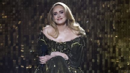 La chanteuse britannique Adele se produit sur scène lors de la cérémonie en direct des Brit Awards 2022, à Londres, le 8 février 2022. (TOLGA AKMEN / AFP)