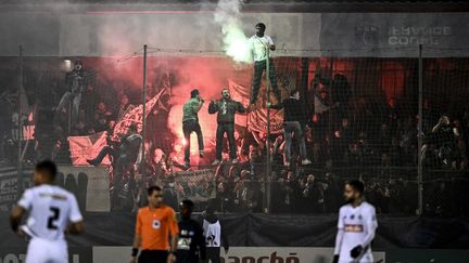 La rencontre entre Jura-Sud et Saint-Etienne, en 16e de finale de Coupe de France, avait été interropue une vingtaine de minutes.&nbsp; (JEFF PACHOUD / AFP)