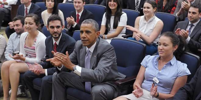 Barack Obama au milieu du personnel de la Maison Blanche devant le 8e de finale entre la Belgique et les Etats-Unis