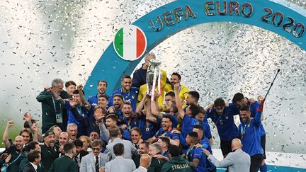 Les Italiens célèbrent leur victoire à l'Euro, le 11 juillet à Londres (FACUNDO ARRIZABALAGA / AFP)