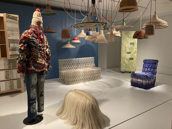 "Parcours mode, bijoux, design" au MAD : ensemble unisex, pull pelote, jeans Taubira et bonnet en maille de lanières d'étoffe, toile denim sérigraphiée et imprimé transfert, tricot acyliqué d'adhésif et de lacets, Andrea Crews par Maroussia Rebecq. (CORINNE JEAMMET)