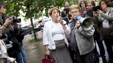 La députée écologiste Isabelle Attard lors d'un rassemblement d'associations féministes aux abords de l'Assemblée nationale, le 11 mai 2012, à Paris. (MAXPPP)