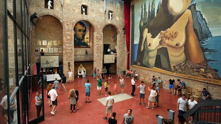 Des visiteurs du musée Dali, à Figuere, circulent autour de la tombe&nbsp;du peintre espagnol, le 13 juillet 2017. Le corps de Salvador Dali doit être exhumé le 20 juillet pour des prélèvements ADN.&nbsp; (ALBERT GEA / REUTERS)