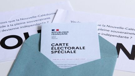 Des bulletins pour le référendum sur l'indépendance de la Nouvelle-Calédonie, le 4 octobe 2020, à Nouméa. (DELPHINE MAYEUR / HANS LUCAS / AFP)