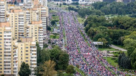 Plusieurs dizaines de milliers de Biélorusses&nbsp;manifestent contre le président Alexandre Loukachenko, le 6 septembre 2020 à Minsk (Biélorussie).&nbsp; (TUT.BY / AFP)