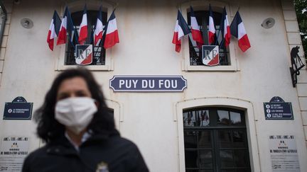 Une employée du Puy du Fou portant un masque, le 5 juin 2020, aux Epesses (Vendée).&nbsp; (LOIC VENANCE / AFP)