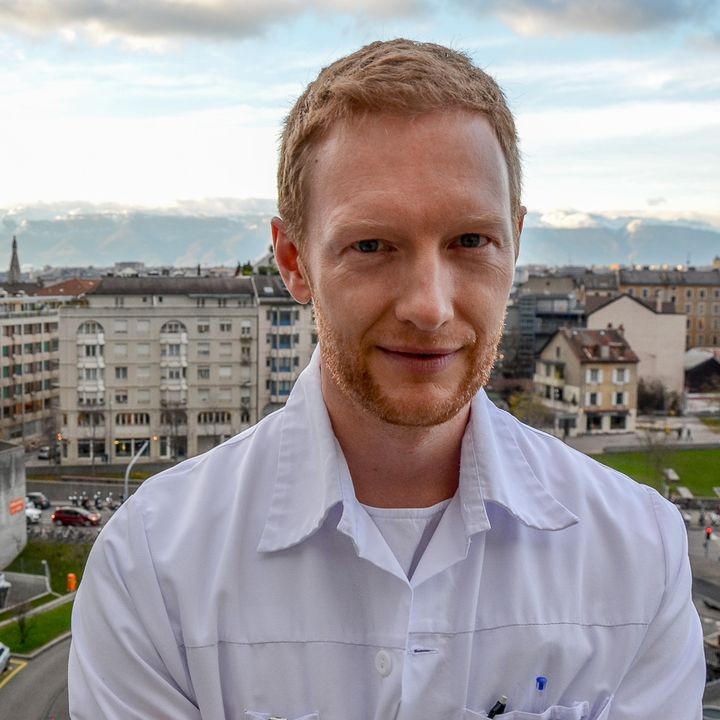 Manuel Schibler sur le balcon de son bureau aux H&ocirc;pitaux universitaires de Gen&egrave;ve (Suisse), le 9 d&eacute;cembre 2014. (YANN THOMPSON / FRANCETV INFO)