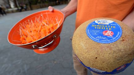 Un fan de mimolette distribue des d&eacute;s de ce fromage &agrave; New York, le 13 avril 2013, pour &eacute;viter qu'elle ne soit interdite aux Etats-Unis.&nbsp; (EMMANUEL DUNAND / AFP)