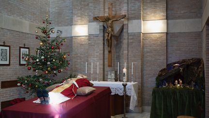 La dépouille du pape émérite Benoît XVI dans la chapelle du monastère Mater Ecclesiae au Vatican le 1er janvier 2023. (HANDOUT / VATICAN MEDIA / AFP)