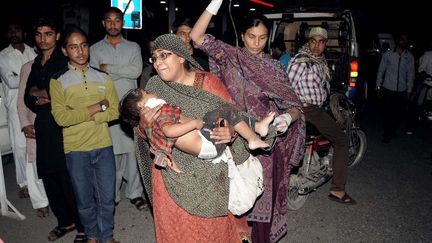 Un enfant blessé dans l'attentat de Lahode au Pakistan est amené à l'hôpital. L'attentat du 27 mars, jour de Pâques, a fait plus de 70 morts. Il visait la communauté chrétienne. (ARIF ALI / AFP)