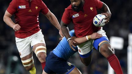 Bastareaud charge la défense italienne devant Picamoles  (FRANCK FIFE / AFP)