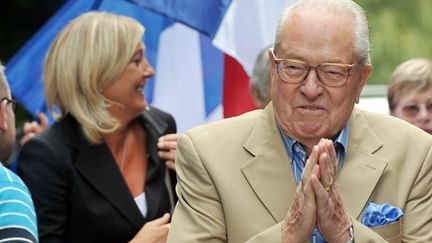 Le Pen et sa fille Marine, à Cormont (Pas-de-Calais), le 29/08/2010 (AFP/Philippe Huguen)