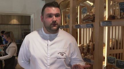 Dans la boulangerie de Jean-Baptiste Abgrall, à Locmaria-Plouzané (Finistère), les charges sont de plus en plus lourdes.&nbsp;Pour faire des économies, il a&nbsp;supprimé le papier pour emballer le pain et les baguettes. (CAPTURE D'ÉCRAN FRANCE 3)