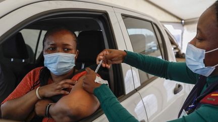 Une femme reçoit une dose du vaccin Johnson &amp; Johnson à Centurion, en Afrique du Sud, le 13 août 2021. (PHILL MAGAKOE / AFP)