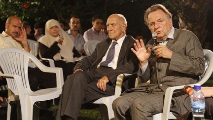 St&eacute;phane Hessel (au centre), au c&ocirc;t&eacute; du philosophe R&eacute;gis Debray (&agrave; droite), lors d'une rencontre avec des Palestiniens francophones, au centre culturel de Gaza, le 27 octobre 2010. (MOHAMMED ABED / AFP)