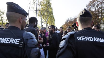 Des manifestants protestent contre le film "L'Innocence des musulmans", le 15 septembre 2012 pr&egrave;s de l'ambassade am&eacute;ricaine &agrave; Paris. (KENZO TRIBOUILLARD / AFP)