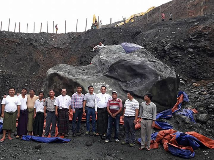 Des mineurs et des responsables locaux posent, le 17 octobre 2016, devant la pierre de jade, découverte dans le nord de la Birmanie. (STR / MEMBER OF PARLIAMENT TINT SOE / AFP)